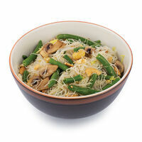 Rice noodles with vegetables and cashew nuts